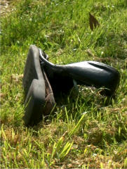 vieille chaussure dans l'herbe